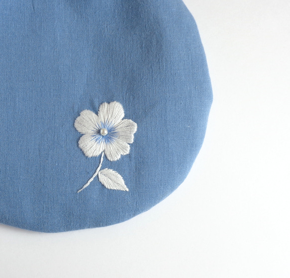 刺繍のまんまる巾着袋（ホワイトフラワーとお花の小鳥さん刺繍の巾着（スカイブルー） 3枚目の画像