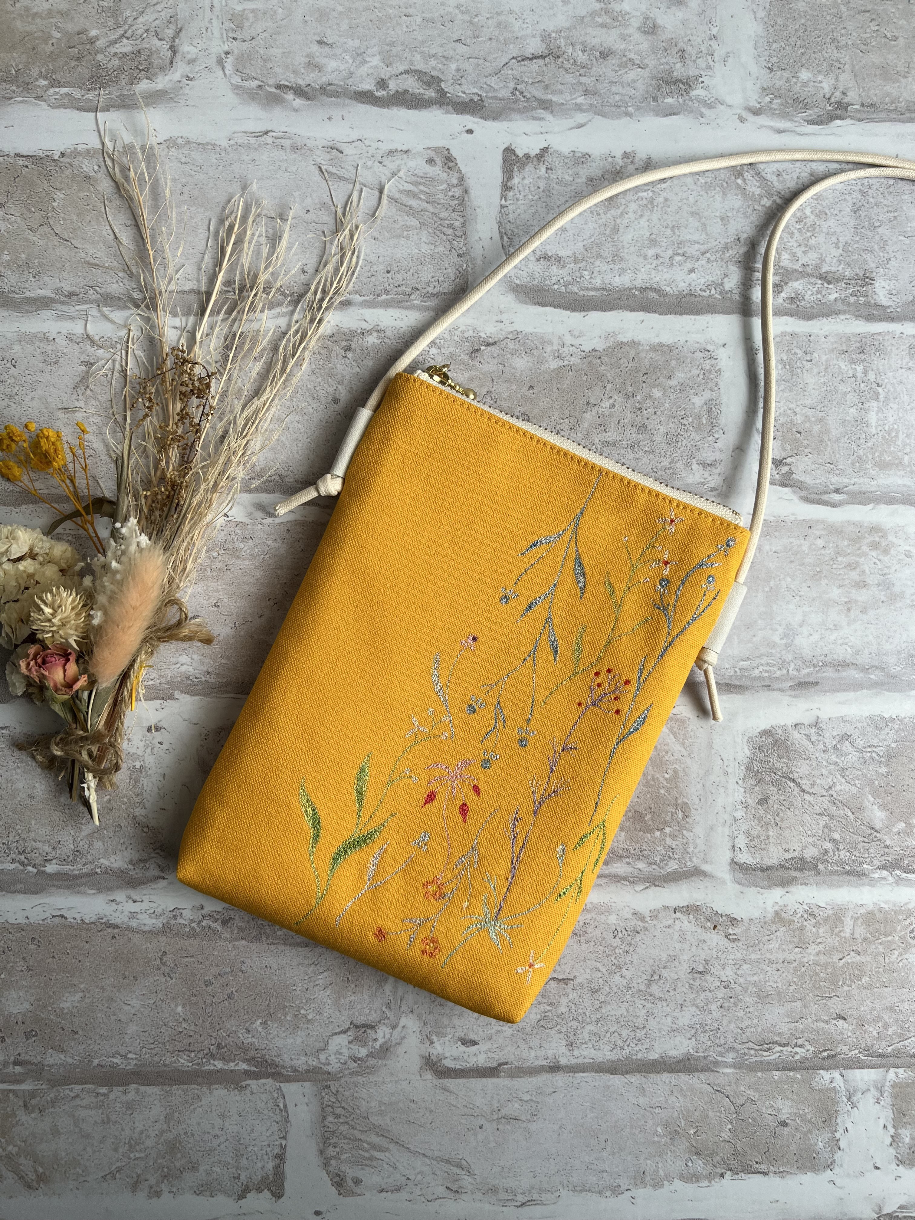 小さなお花｡スマホショルダー///スマホポーチ