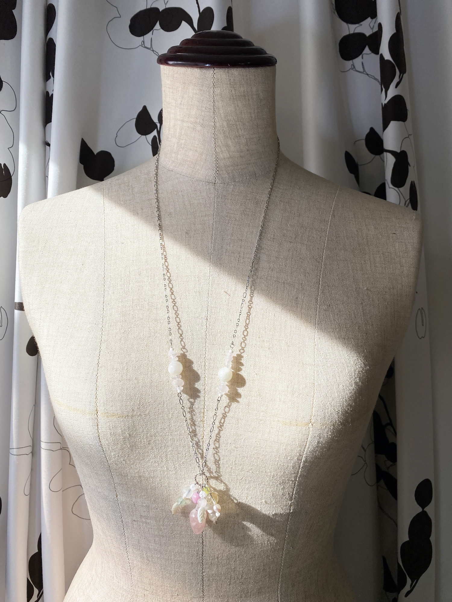 天然石◆かわいい木の実の形のローズクォーツと色々な天然石のロングネックレス◆検ペンダントムーンストーンフローライト白蝶貝