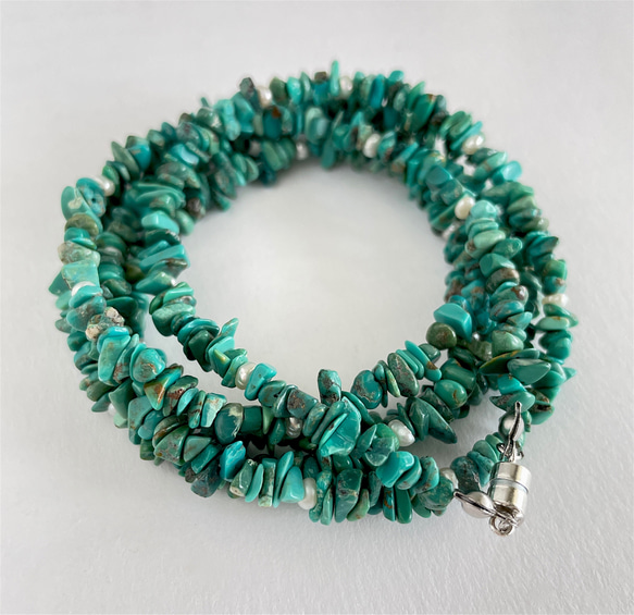 長項鍊，飾有微小的天然綠松石罌粟珍珠，也可用作手鍊。 第15張的照片