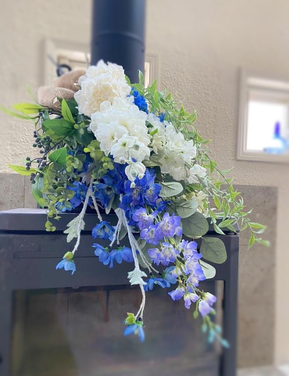 晴やかブルー2023    生花以上　花色−hanairo−の造られた花　【ブルーとホワイト、グリーンのスワッグ】 2枚目の画像