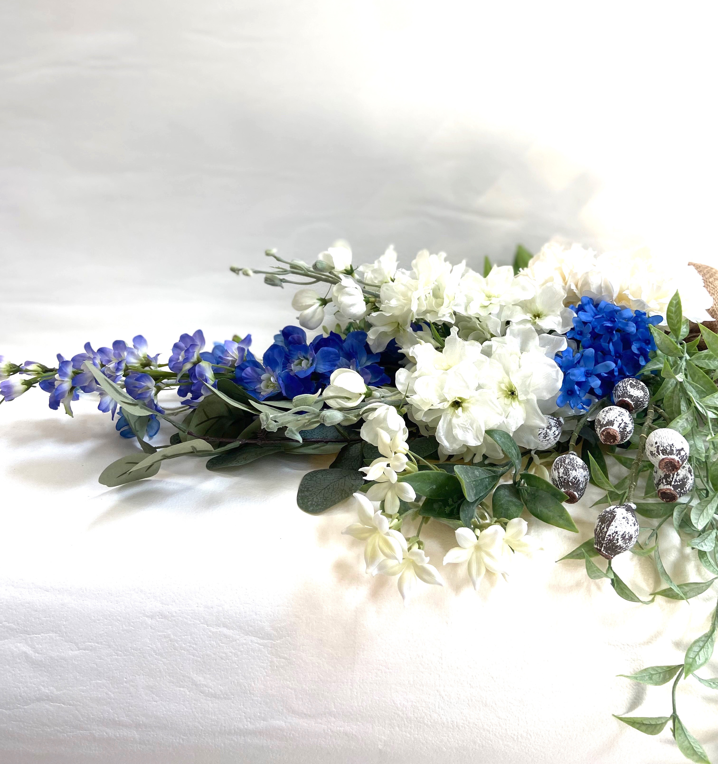 晴やかブルー2023    生花以上　花色−hanairo−の造られた花　【ブルーとホワイト、グリーンのスワッグ】