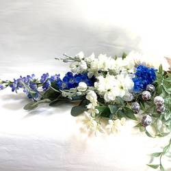 晴やかブルー2023    生花以上　花色−hanairo−の造られた花　【ブルーとホワイト、グリーンのスワッグ】 3枚目の画像