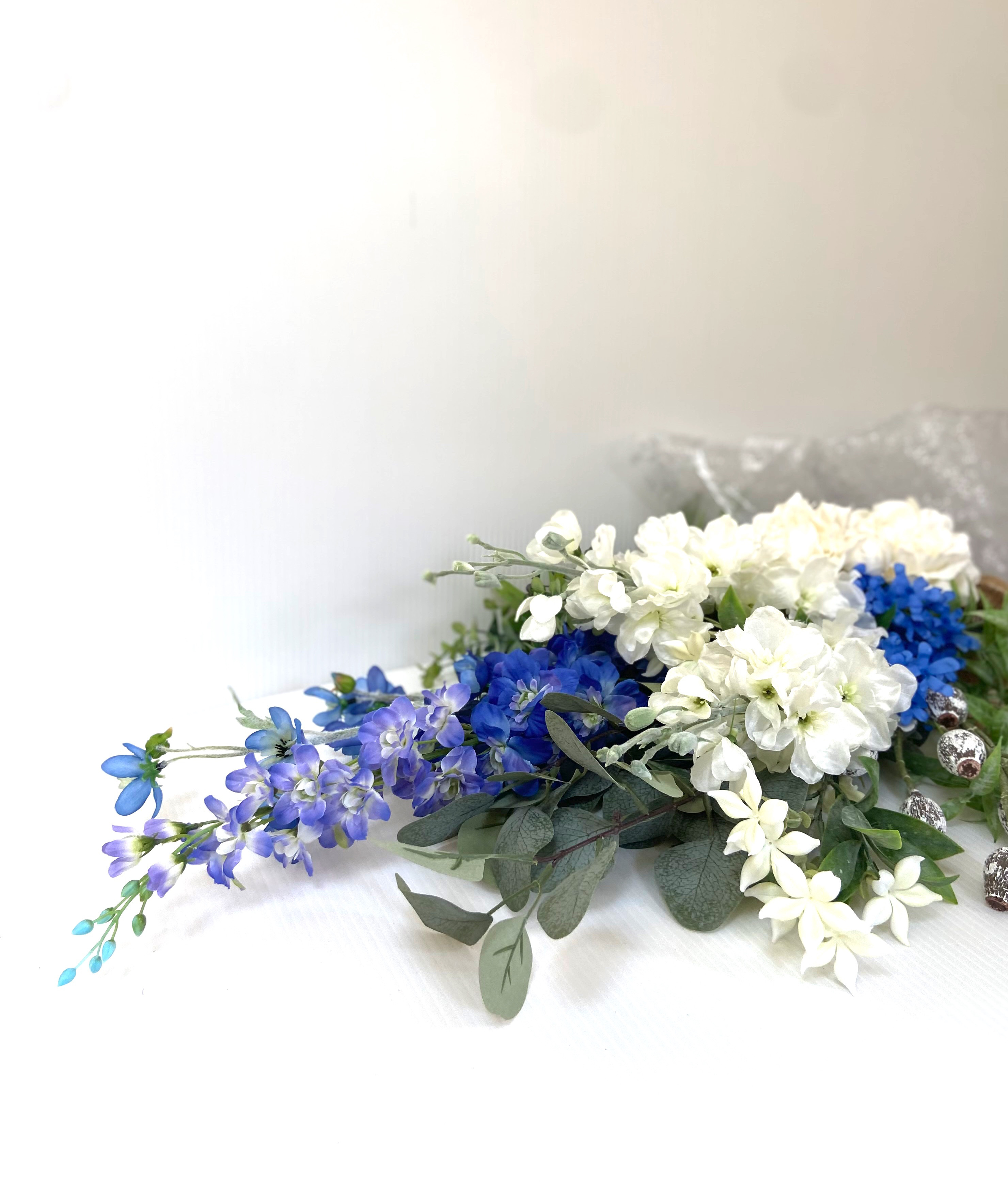 生花以上花色−hanairo−の造られた花【ブルーとホワイトのスワッグ)