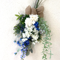 晴やかブルー2023    生花以上　花色−hanairo−の造られた花　【ブルーとホワイト、グリーンのスワッグ】 5枚目の画像