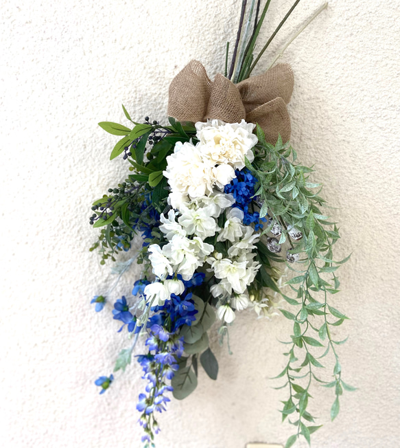 晴やかブルー2023    生花以上　花色−hanairo−の造られた花　【ブルーとホワイト、グリーンのスワッグ】 5枚目の画像