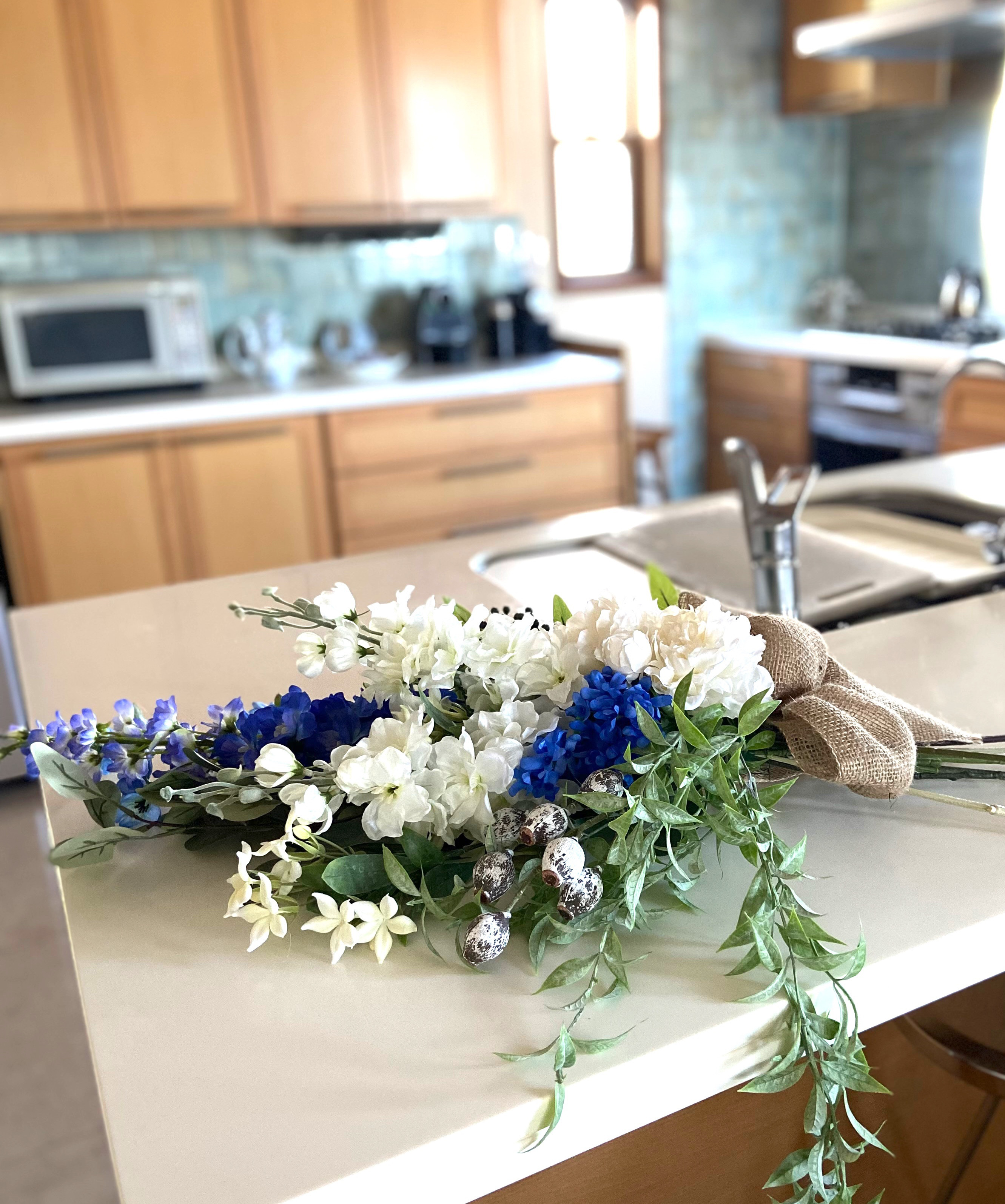 晴やかブルー2023    生花以上　花色−hanairo−の造られた花　【ブルーとホワイト、グリーンのスワッグ】