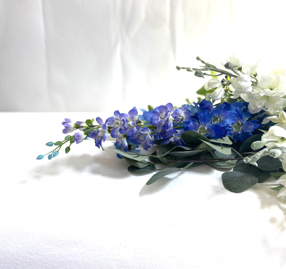 晴やかブルー2023    生花以上　花色−hanairo−の造られた花　【ブルーとホワイト、グリーンのスワッグ】 4枚目の画像