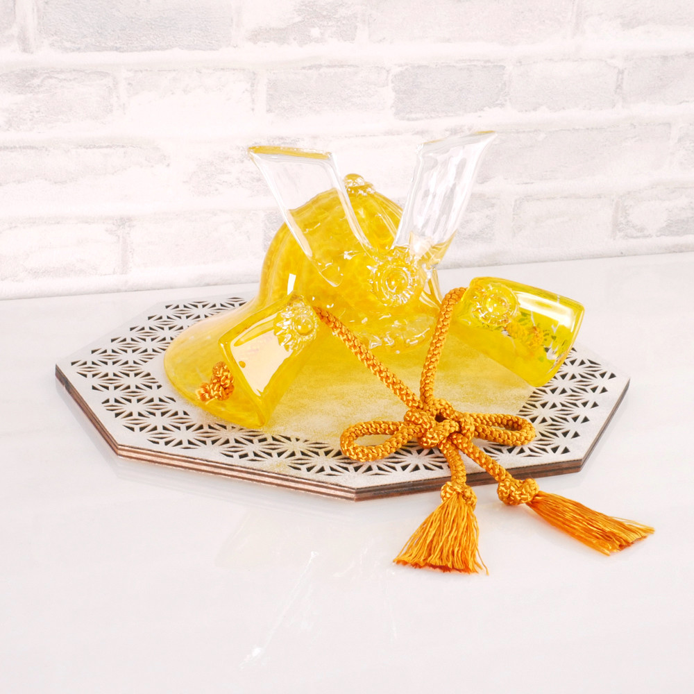 ガラスの兜（黄金イエロー）小さめサイズ・和にも洋にも合うデザイン化粧箱つき：八角板付き：端午の節句