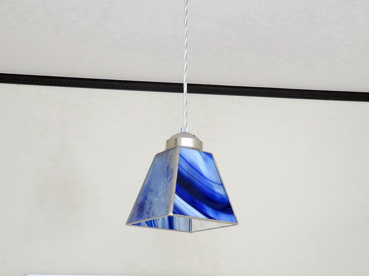 ブルー×クリア・水の流れ（ステンドグラスペンダントライト照明）Mサイズ