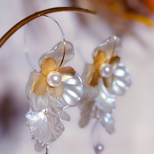 ブライダル人気no1【大ぶりホワイトフラワーに花びらとパールが揺れる  