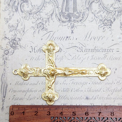 BEHOLD− クロス 1個 十字架 キリスト教 クリスチャン 真鍮製 アメリカ製 スタンピング ヴィンテージ風 5枚目の画像