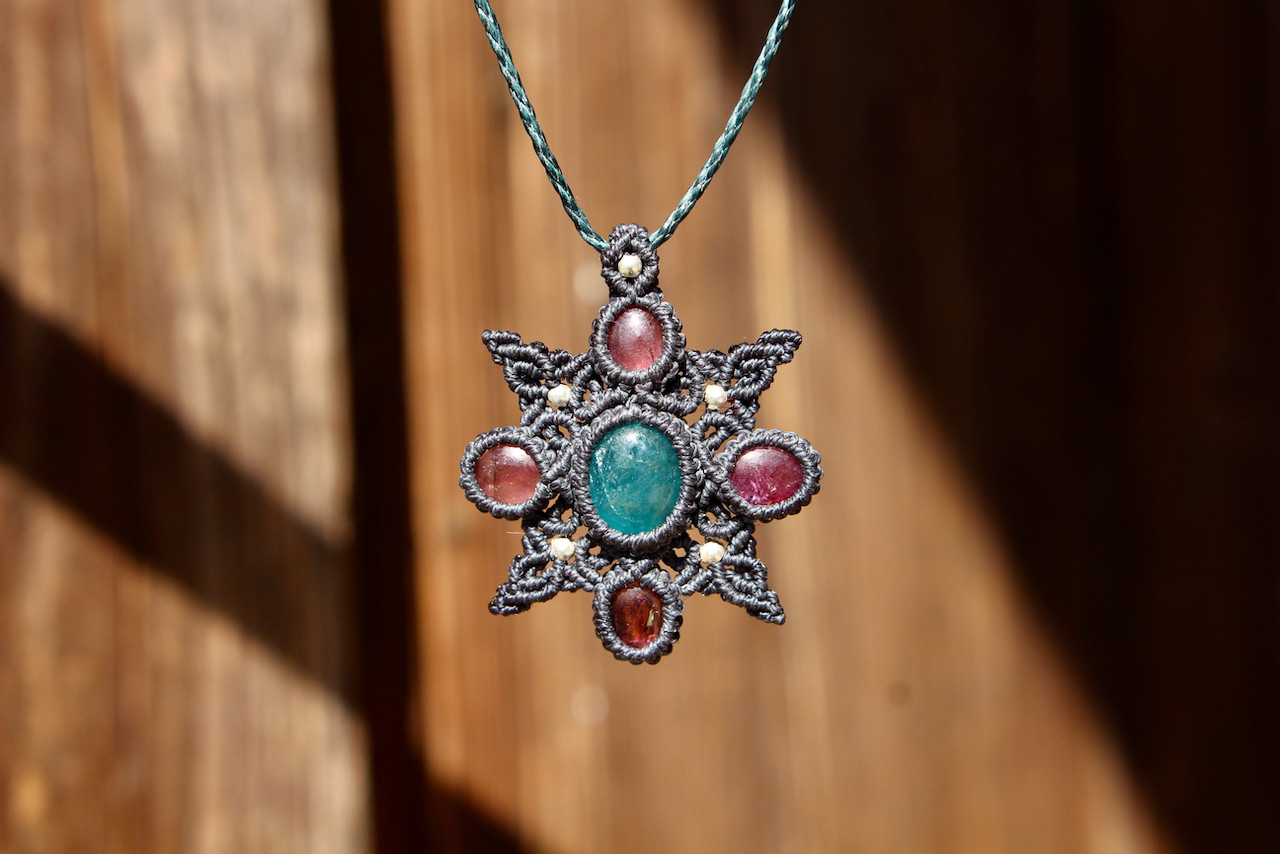 ブルーアパタイト　ピンクトルマリン　マイクロ　マクラメ　曼荼羅　ペンダント