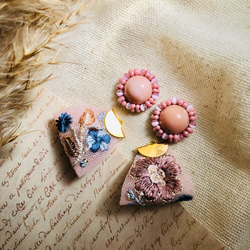 インド刺繍リボン くすみ ピンク フラワー タッセル 2way ✤  ビーズ刺繍 レトロ ハワイ ピアス イヤリング 4枚目の画像