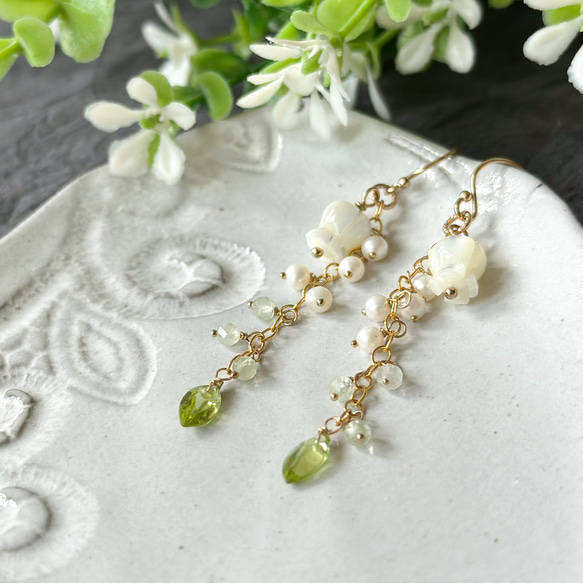14kgf*マザーオブパールとペリドットのすずらんピアス／イヤリング