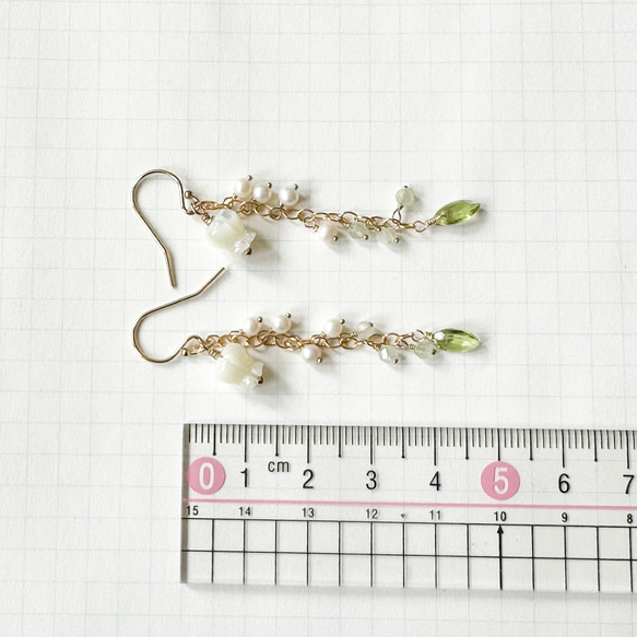 14kgf*珍珠母和橄欖石鈴蘭耳環/耳環*天然石 第6張的照片