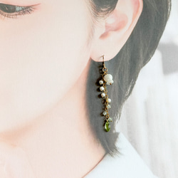 14kgf*珍珠母和橄欖石鈴蘭耳環/耳環*天然石 第7張的照片