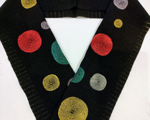 刺繍半衿 カラフルポップな渦巻水玉 絽ちりめん 黒 和装小物（帯・半襟