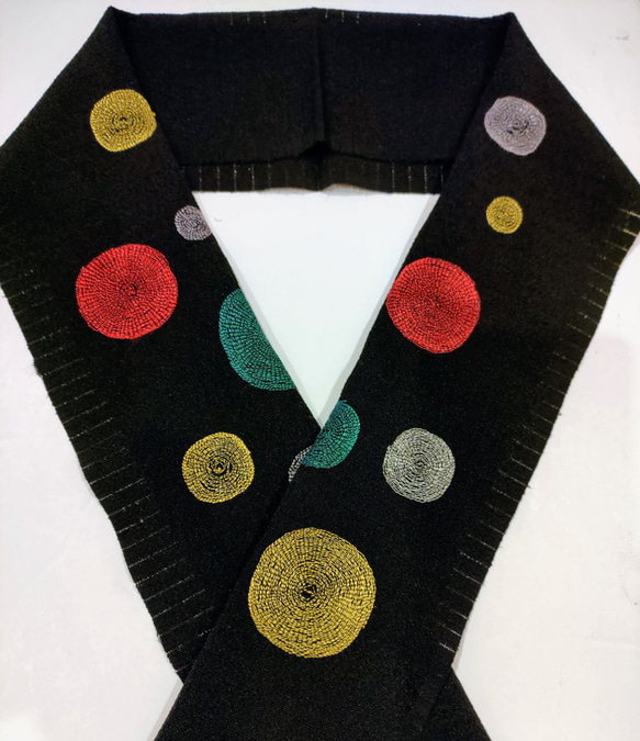 刺繍半衿 カラフルポップな渦巻水玉 絽ちりめん 黒 和装小物（帯・半襟