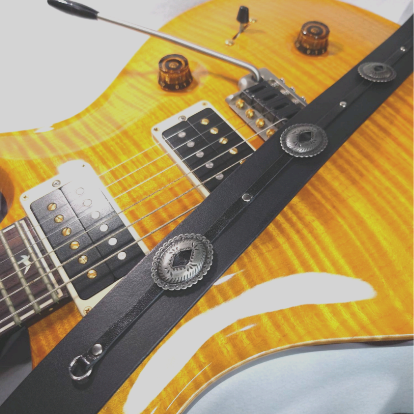 ギター・ベース用ストラップ(スリム)　イタリア産牛革　6連コンチョ　送料無料