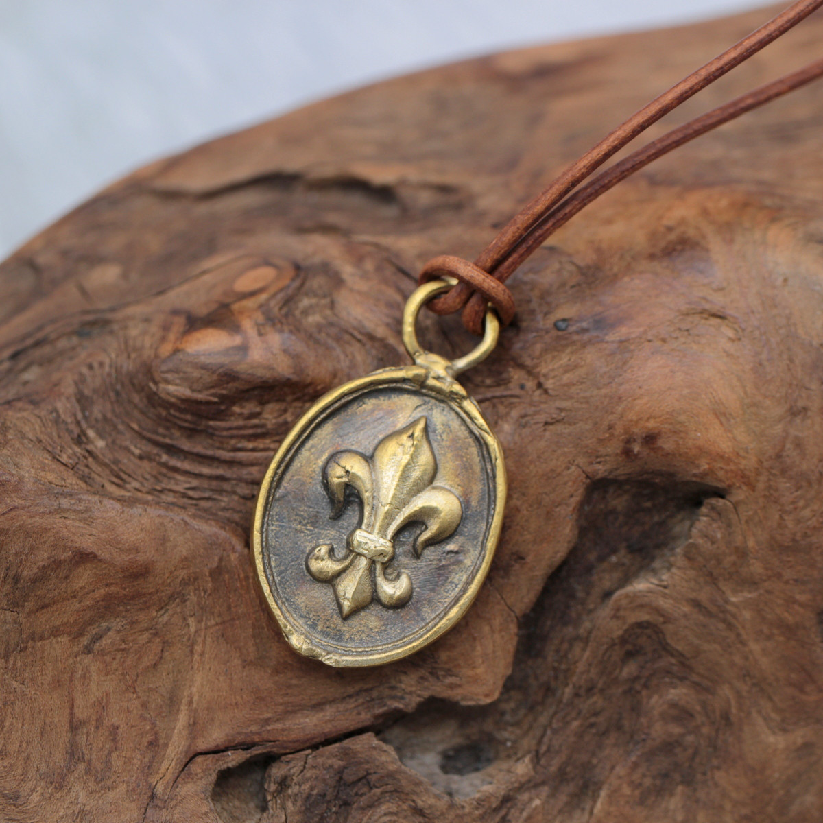 FDL｜フルール・ド・リス｜真鍮｜ペンダント｜レザーロープ付｜ゴシック｜百合紋章｜西洋｜中世｜封蝋｜シーリングワックス 6,600円