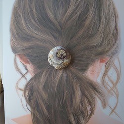 花模様のインド刺繍くるみボタンのポニーフック 2枚目の画像
