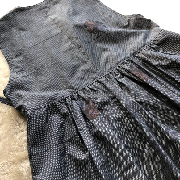 アンティーク大島紬のカシュクールジレ　ワンピース　ジャンパースカート　グレー雪輪　着物リメイク 7枚目の画像