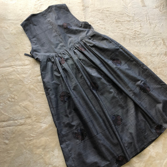 アンティーク大島紬のカシュクールジレ　ワンピース　ジャンパースカート　グレー雪輪　着物リメイク 6枚目の画像