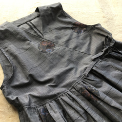 アンティーク大島紬のカシュクールジレ　ワンピース　ジャンパースカート　グレー雪輪　着物リメイク 4枚目の画像