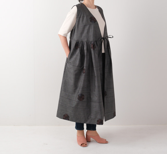 アンティーク大島紬のカシュクールジレ　ワンピース　ジャンパースカート　グレー雪輪　着物リメイク 1枚目の画像