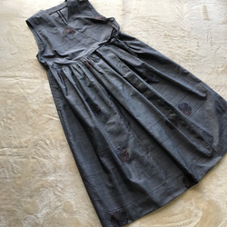アンティーク大島紬のカシュクールジレ　ワンピース　ジャンパースカート　グレー雪輪　着物リメイク 3枚目の画像