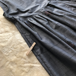 アンティーク大島紬のカシュクールジレ　ワンピース　ジャンパースカート　グレー雪輪　着物リメイク 5枚目の画像