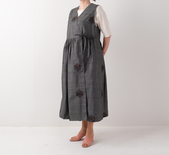 アンティーク大島紬のカシュクールジレ　ワンピース　ジャンパースカート　グレー雪輪　着物リメイク 2枚目の画像