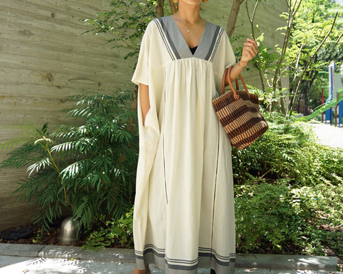 23ss 美品 雅姫さん着用 Cloth&Cross Vネックカフタンワンピース 23ss 美品 雅姫さん着用 Cloth&Cross Vネックカフタンワンピース