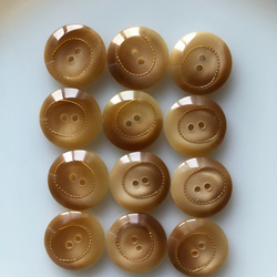 アンティーク ボタン 12個　ビンテージ 昭和 レトロ 個性的 ハンドメイド素材 日本製 ポップ アクセ ベージュ 1枚目の画像