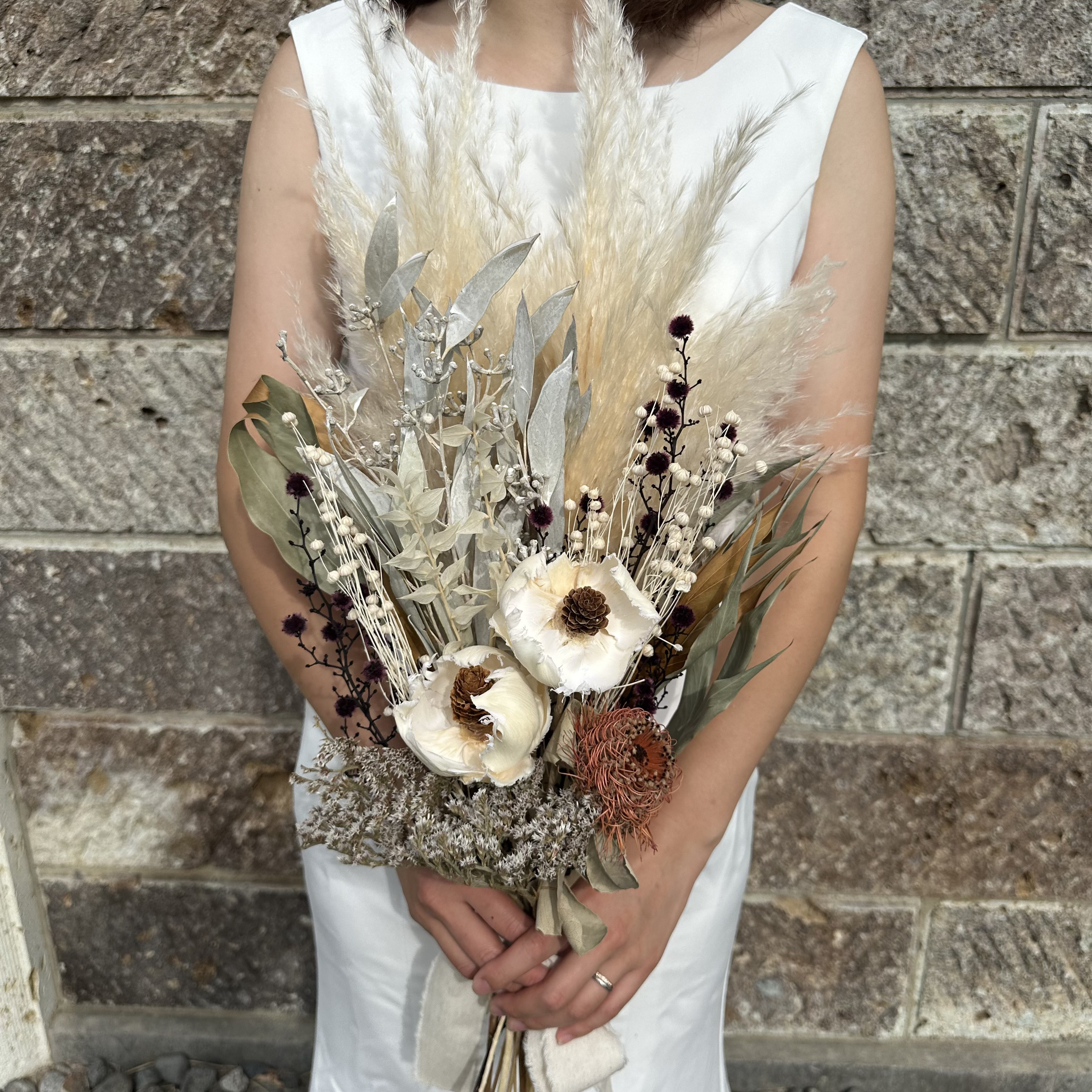 【送料無料】パームフラワーとバンクシャ、グレビレア、アンバーリーフのブーケ　スワッグ　ウェディングブーケ