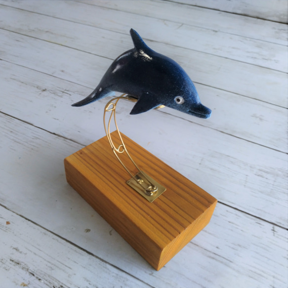 革で作ったイルカのオブジェ