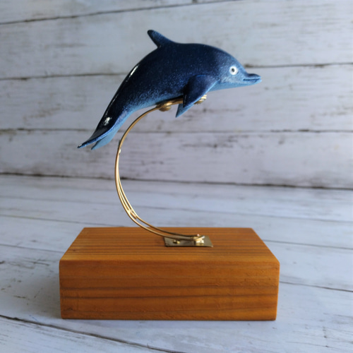 革で作ったイルカのオブジェ
