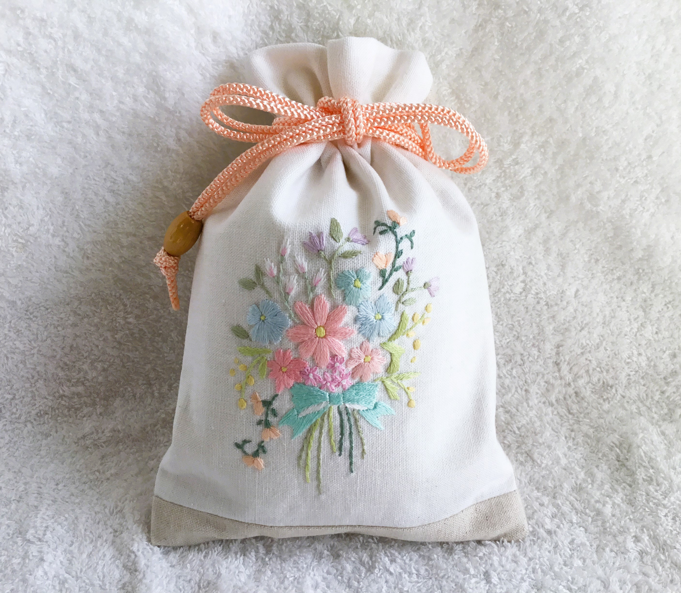 2401-30 手のひら巾着サシェ 香り袋 綿麻 花刺繍 お花リース ネイビー 2401-30 手のひら巾着サシェ 香り袋 綿麻 花刺繍 お花リース