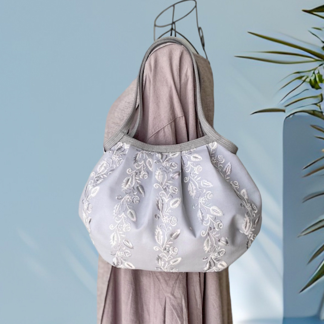 【人気No.１】コロンと可愛いショルダーグラニーバッグ　エレガントなフラワーライン　爽やかグレイッシュブルー