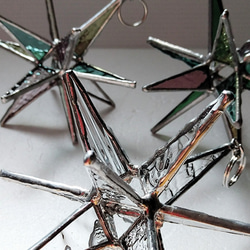ステンドグラスのサンキャッチャー mini星型 置き用スタンド付き 春色・桜 揺れるstar（ｃ） 8枚目の画像