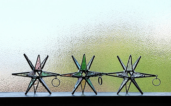 ステンドグラスのサンキャッチャー mini星型 置き用スタンド付き 春色・桜 揺れるstar（ｃ） 7枚目の画像