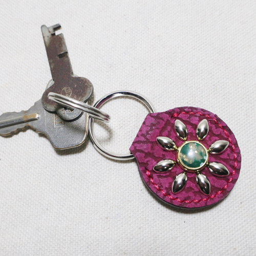 スタッズキーホルダー サメ革 シャークスキン キーリング 手縫 鮫革  