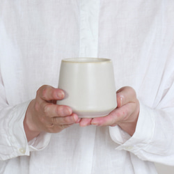 【お茶やコーヒー、スープにも】山淳製陶所さんのつくる富士山型湯呑み・白・200cc 7枚目の画像