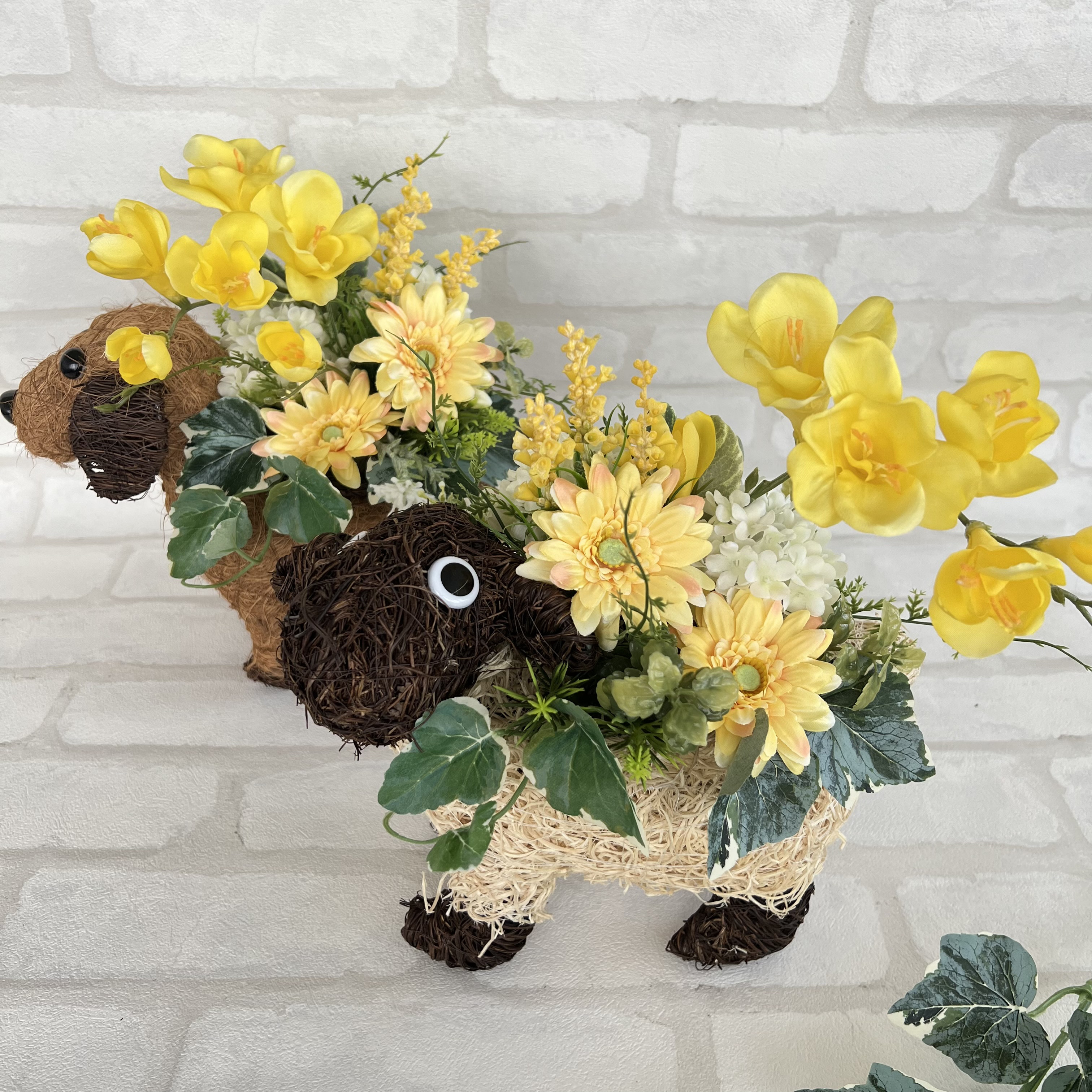 キュートなアニマルバスケットのフラワーアレンジ 犬 ヒツジ ラッピング付き　予約も受け付けます　creema限定