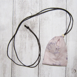 首から下げられる、巾着袋－お守り袋・北欧風・花かんむりのような輪っか・スモーキーピンク 4枚目の画像