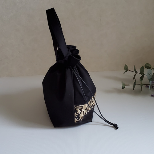 ☆巾着バッグ☆ コットンブラック×インド刺繍リボン クリスマス