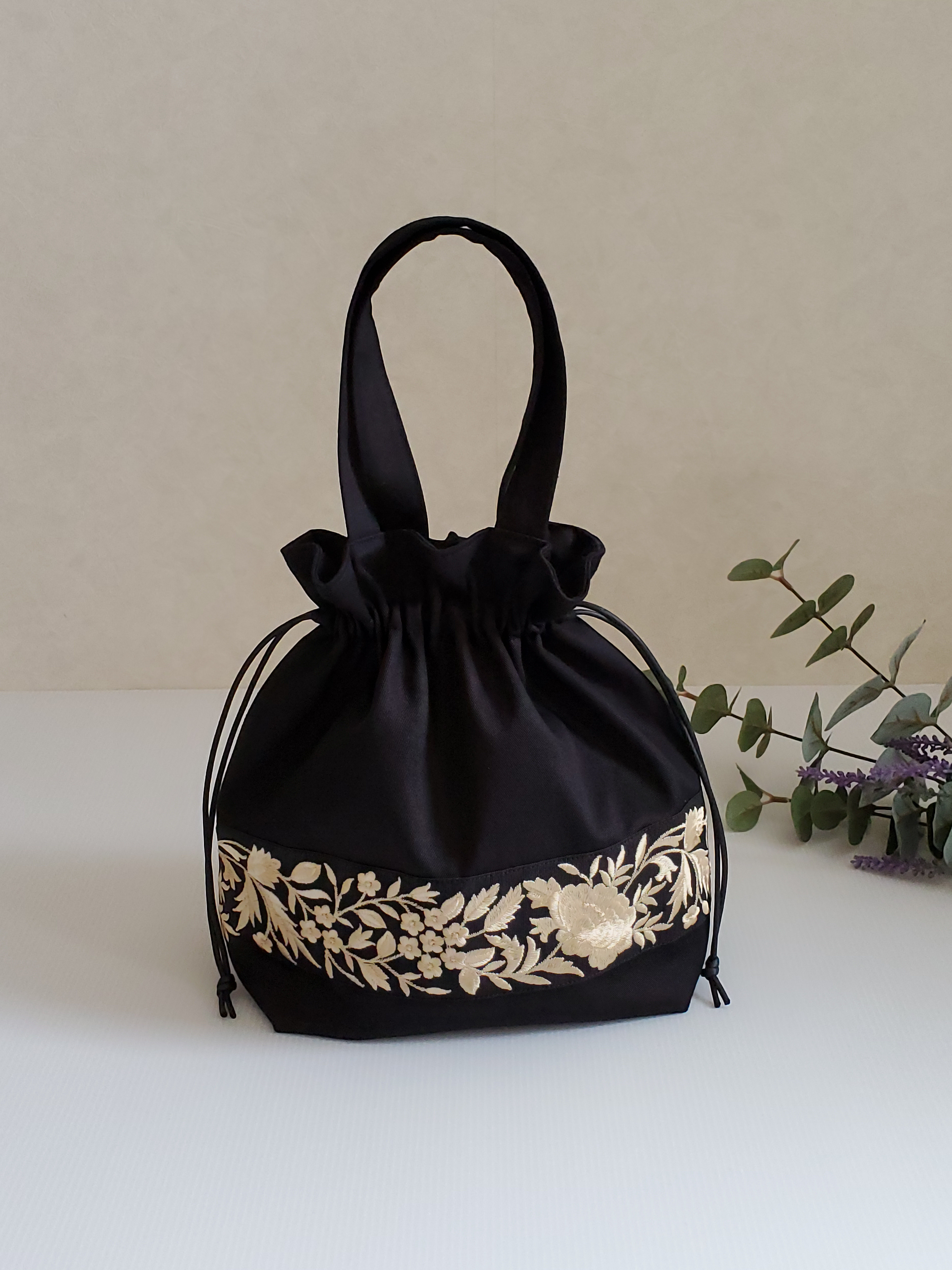 ロラライハリス(刺繍)楕円底巾着バッグ(保温保冷) ロラライハリス(刺繍)楕円底巾着バッグ(保温保冷)