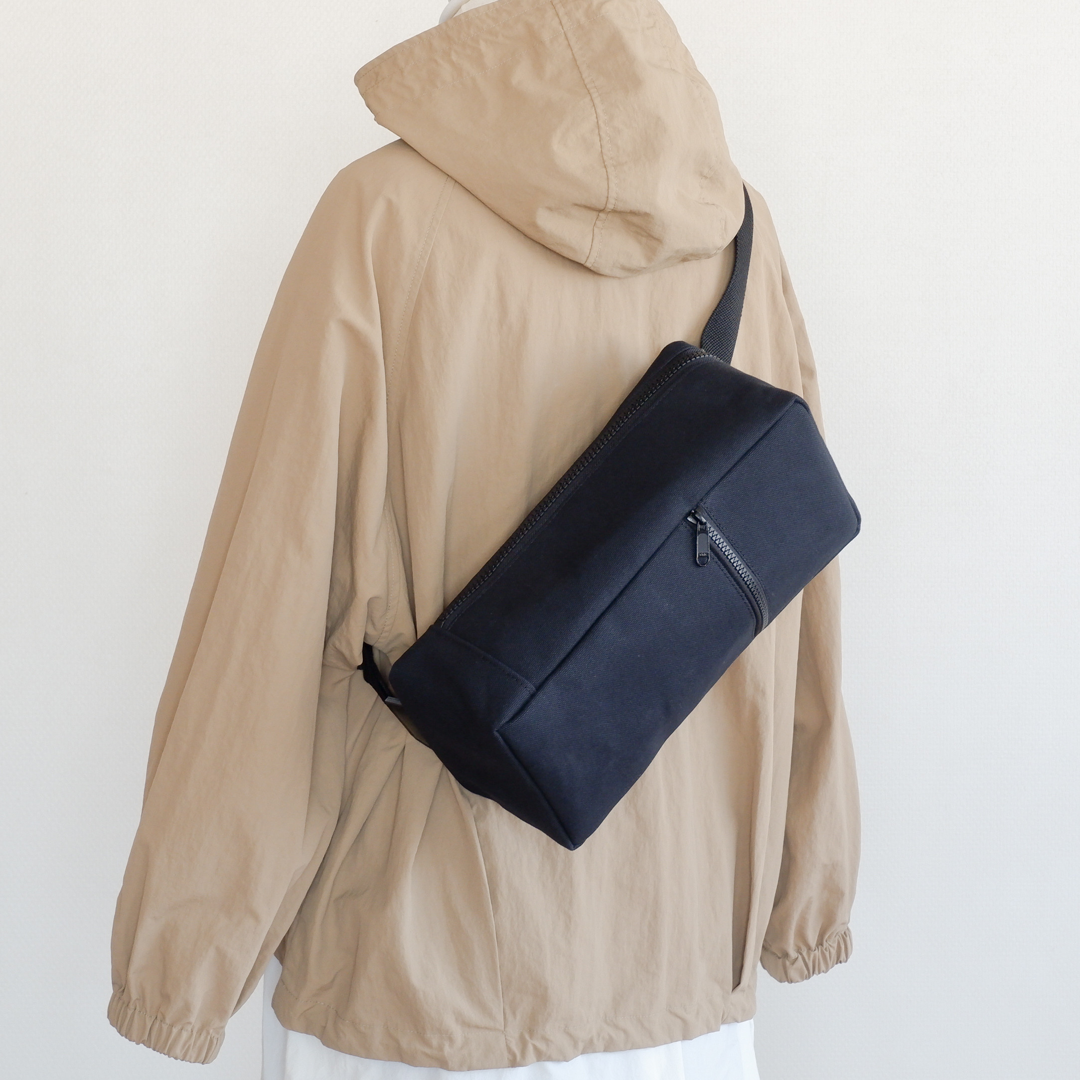 ボディバッグ 黒 / 6号帆布
