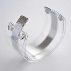 透明ワイドバングル PVC×アルミニウム槌目 7枚目の画像